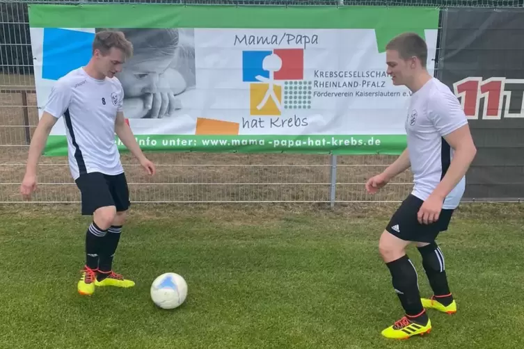 Auch mit dem Ball verstehen die beiden Jahn-Mehrkämpfer umzugehen: (von links) Daniel und Lukas Eichhorn. 