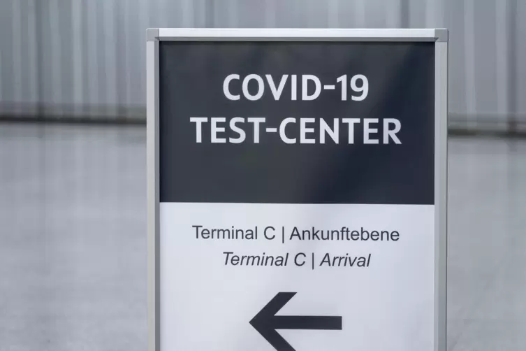 In der neuen Corona-Test-Station am Flughafen Hannover sollen Tests für Touristen, die aus Risikogebieten zurückkommen, durchgef