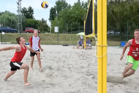 Endlich wieder Beachvolleyball: Yannick Ungemach (vorne) und Justus Schenk. 