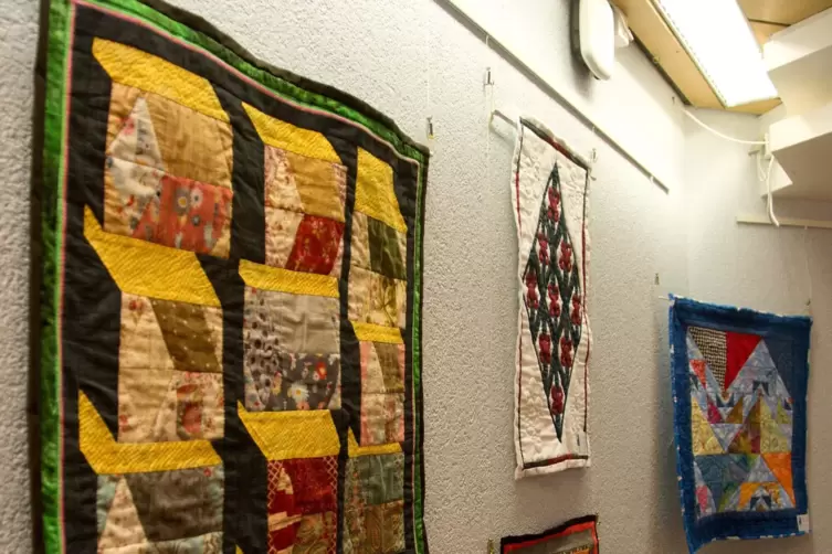 Quilts von Karin Fleming sind im Foyer des Westpfalz-Klinikums Kusel zu sehen.