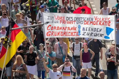 Mit Bannern brachten die Demonstranten ihre Kritik an den Corona-Maßnahmen zum Ausdruck.