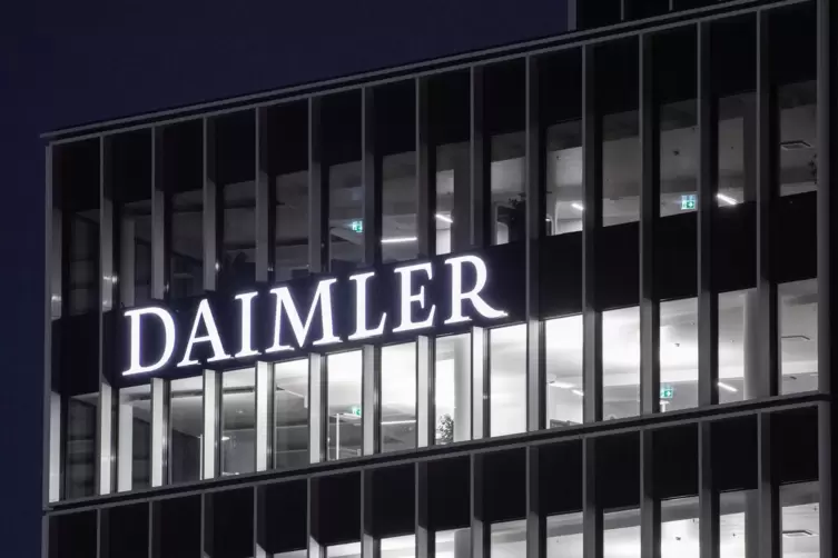Das Logo der Daimler-AG an der Konzernzentrale in Stuttgart.