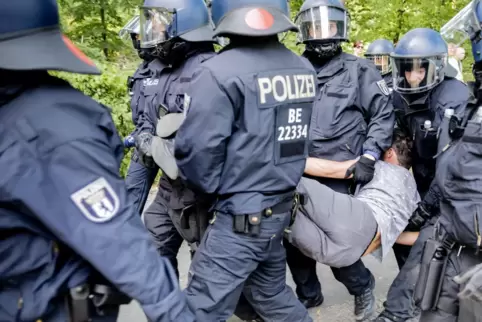Polizeieinsatz bei der Kundgebung gegen die Corona-Beschränkungen.