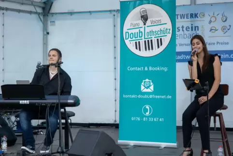Tolles Duo auf der „Sommer Lounge“-Bühne: Manuel Lothschütz (Piano, Gesang) und Kathrin Yarizell Lothschütz (Gesang) verzaubern 
