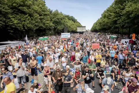 Ohne Maske und mit wenig Abstand: Demonstranten auf der Straße des 17. Juni.
