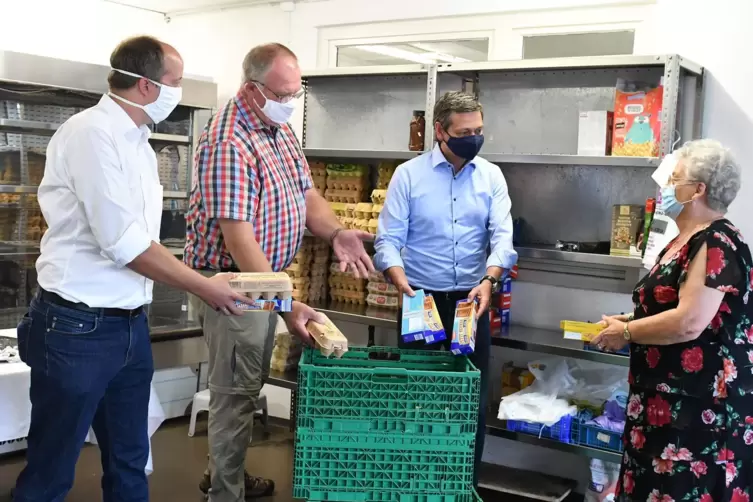 Pominente Helfer beim Packen von Lebensmittelkisten für Bedürftige: Landtagskandidat Markus Wolf (links) und CDU-Landesvorsitzen