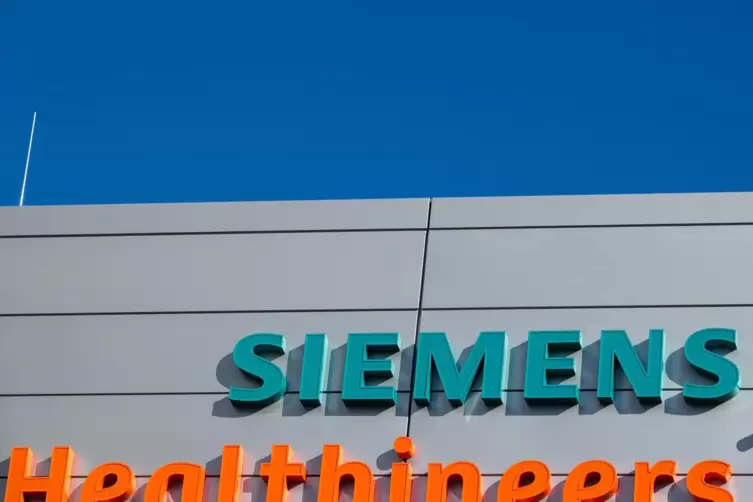Schriftzüge am neuen Hauptquartier des Medizintechnikkonzerns Siemens Healthineers in Erlangen.