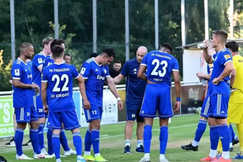Trinkpause: Trainer Patrick Fischer (Bildmitte) war mit dem neben ihm stehenden Luka Dimitrijevic (Nummer 12) sehr zufrieden. 