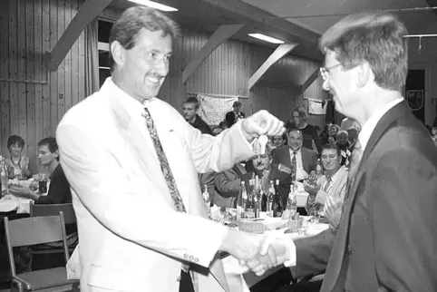 Andreas Dodt übergibt die Schlüssel für die Musikschule 1998 an Richard Martin (rechts). 
