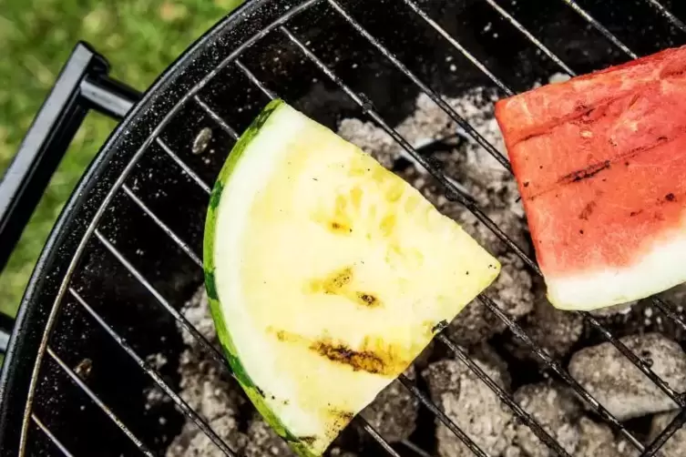 Melonen-Stücke liegen auf einem Grill