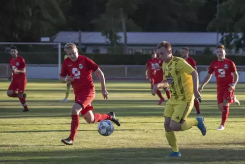 Verfolgungsjagd: Neuzugang Kevin Nowak (FV Dudenhofen) im Vorbereitungsspiel in Kandel.