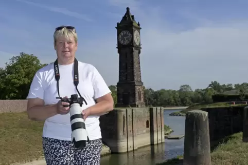 Ingrid Schauder mit ihrer Kamera an der Pegeluhr auf der Parkinsel.