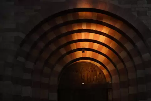 Frühlingsanfang 2019: Im Dom zu Speyer zeichnet die Frühlingssonne ihr Licht durch das Ostfenster über das Portal im Westen.