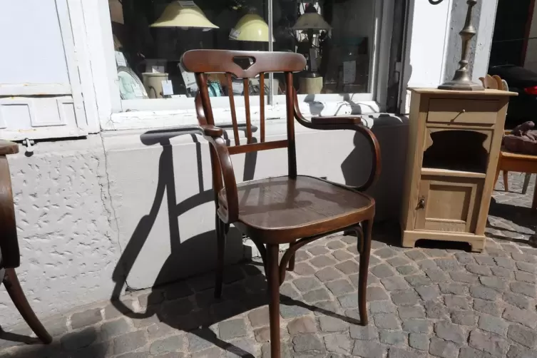 Fünf der Festahllen-Stühle sind im Antiquitätenhandel in Landau aufgetaucht. 