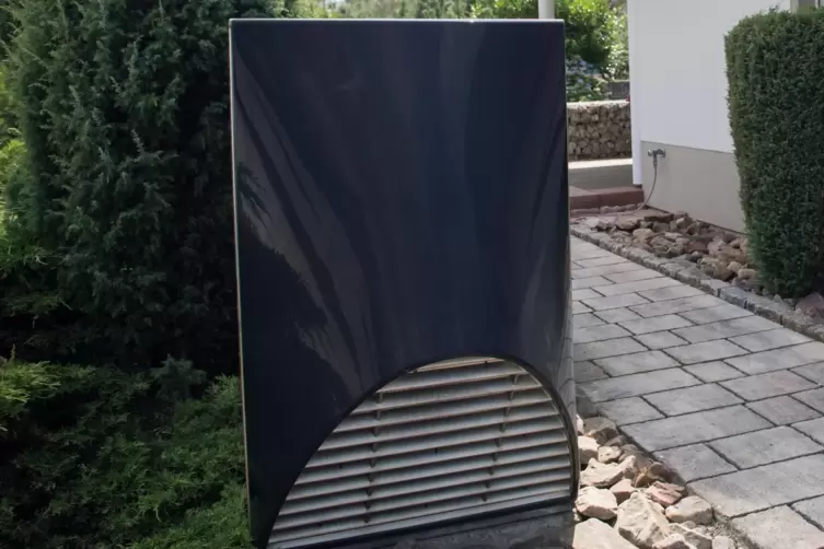 Eine Luft-Wasser-Wärmepumpe wie diese hier, die draußen steht, kann für unangenehmes Brummen im Haus sorgen.