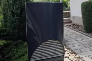 Eine Luft-Wasser-Wärmepumpe wie diese hier, die draußen steht, kann für unangenehmes Brummen im Haus sorgen. Eine Luft-Wasser-Wärmepumpe wie diese hier, die draußen steht, kann für unangenehmes Brummen im Haus sorgen.