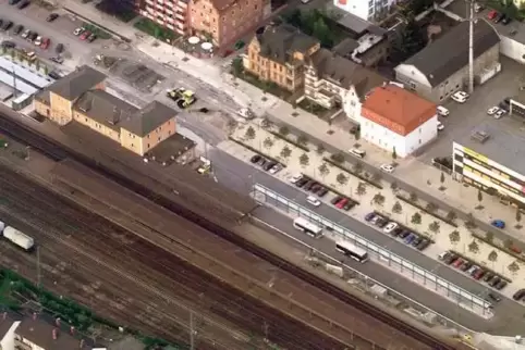 Aus der Luft betrachtet: der Schwetzinger Bahnhof.