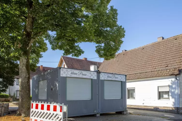 Am Dorfplatz in Reifenberg stehen die beiden nicht mehr genutzten Container. Rechts davon das Wohnhaus, das umgebaut wird und in