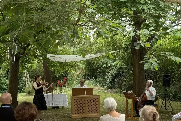 Anmutige Atmosphäre: barocke Kammermusik im Garten der Auferstehungskirche mit Juliane Sauerbeck, Robert Sattelberger und Eberha