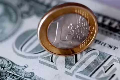 Der Euro ist vor allem deswegen im Wert gestiegen, weil der Dollar massiv schwächelt.