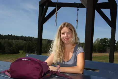 Lächelt trotz des gruseligen Anblicks: Michelle Pfeifer am Galgenhügel im Schönenberg-Kübelberger Ortsteil Sand.