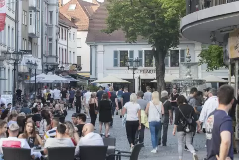 Anziehungspunkt Martinsplatz: Für viele Menschen gehört der Besuch der Altstadt an den Wochenenden wieder dazu. Anderen geht das