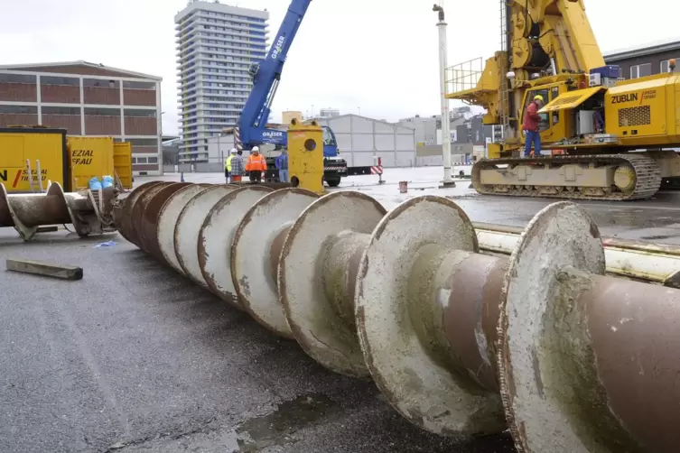 Mit Bohrern wurden 500 Pf&auml;hle in den Untergrund getrieben.