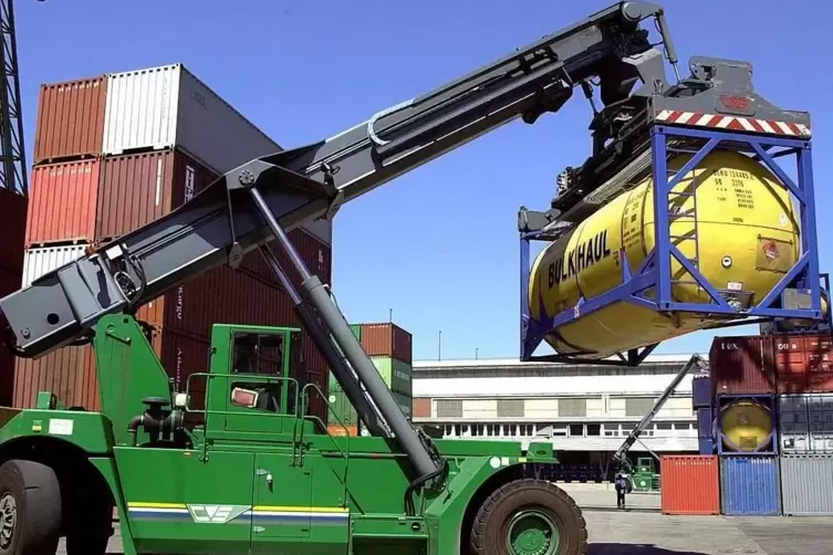 Container und Tanks wurden hier auf die Schiffe im Strom verladen.
