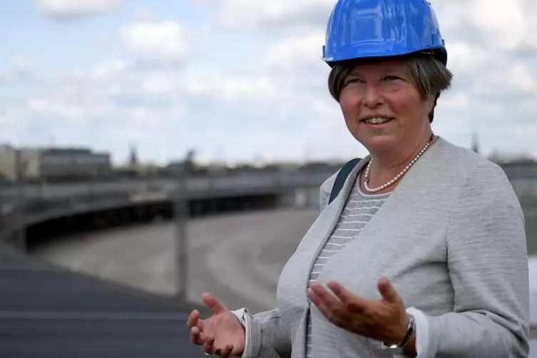Mit Helm: Bausenatorin Lompscher beim Besichtigen des früheren Flughafens Tempelhof.