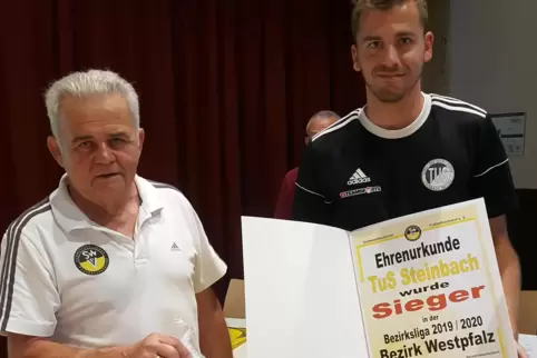 Ein Ball und eine Urkunde: Co-Trainer Pascal Weber (rechts) vom Landesliga-Aufsteiger TuS Steinbach nimmt die Ehrung vom Kreisvo