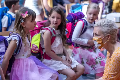 In Mecklenburg-Vorpommern hat die Schule bereits begonnen. Auch Ministerpräsidentin Manuela Schwesig (SPD) begrüßte Erstklässler