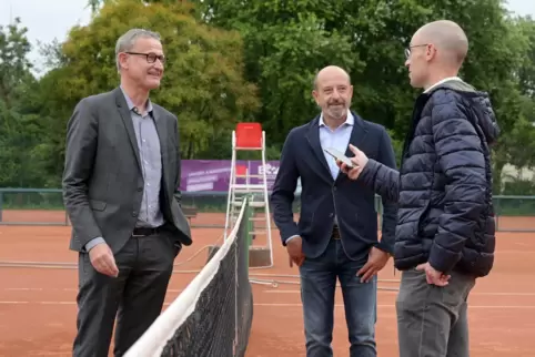 Das Netz trennt sie nur symbolisch: Axel Wilke (l.) und Walter Feiniler im Interview mit Patrick Seiler.