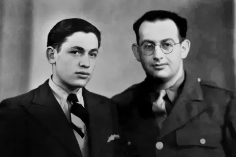Werner Neuberger (links) mit seinem aus Rodalben stammenden Cousin Kurt Neuberger (amerikanischer Soldat) kurz nach seiner Befre