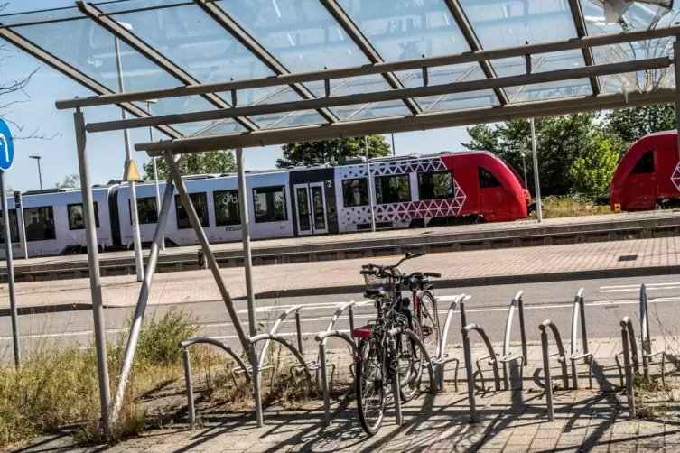 „Problemzug“ am Bahnhof in Grünstadt: Diese Züge kreischen, wenn sie durch Kurven fahren. 