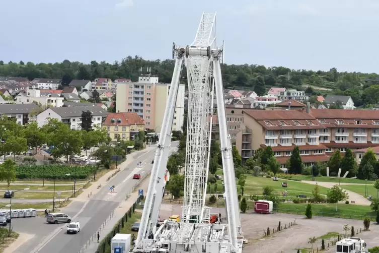 400 Tonnen schwer: Auf dem Gelände östlich der Saline wird derzeit das 70 Meter hohe Riesenrad „City Star“ aufgebaut. 