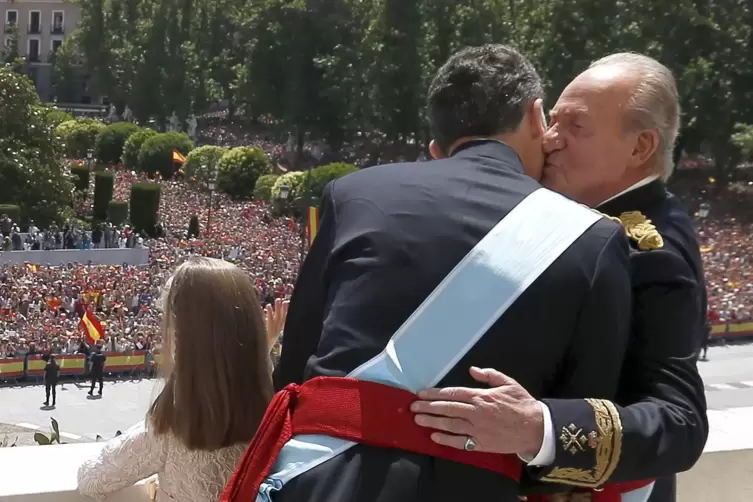 Vor sechs Jahren umarmte Felipe seinen Vater Juan Carlos im Königlichen Palast von Madrid – da übernahm er die Königswürde. 