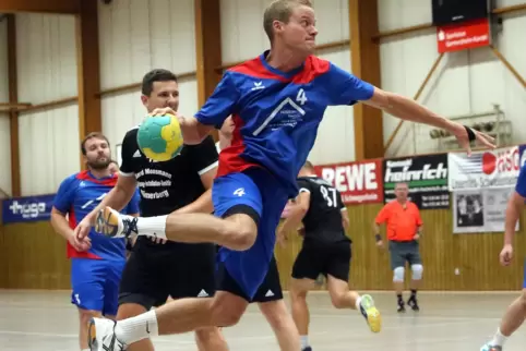 Rückkehr dauert noch: Daniel Henninger (am Ball) von der HSG Lingenfeld/Schwegenheim.