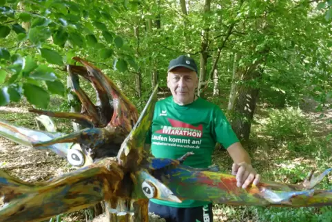„Ich bin Läufer“, sagt Klaus Weber über sich selbst. Er wohne sehr nah am Wald – dort sammelt er immer neues Material für seine 