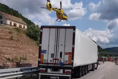 Ein Rettungshubschrauber war bei dem schweren Unfall auf der B10 im Einsatz.