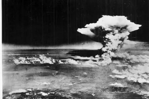 Symbol des nuklearen Schreckens: Der Atompilz über dem japanischen Hiroshima steigt 13 Kilometer in die Höhe.