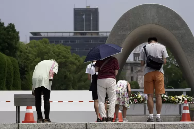 Beten f&uuml;r die Opfer des Atombombenabwurfs vor dem Kenotaph im Friedenspark Hiroshima.
