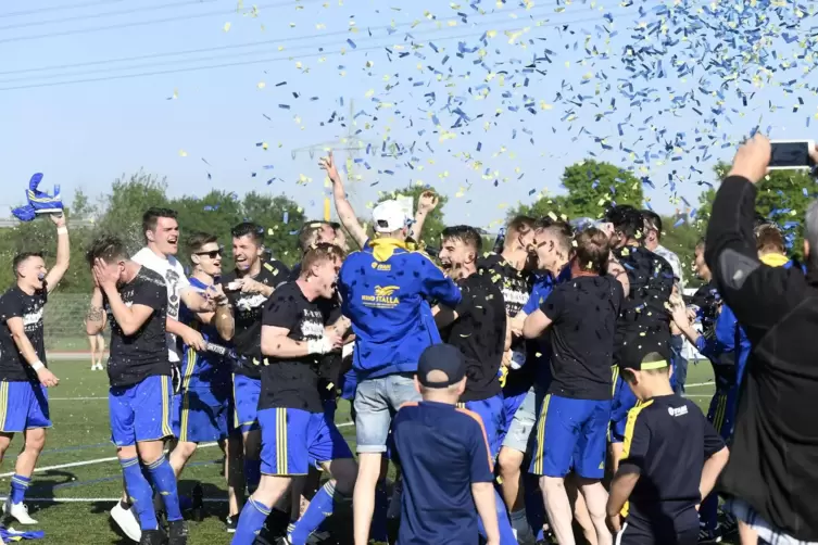 2019 jubelte der SC Bobenheim-Roxheim nach seinem Sieg im Endspiel des Kreispokals gegen den VfR Frankenthal II. 