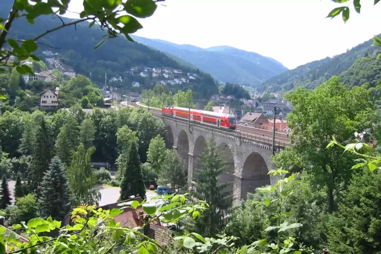 Über die landschaftlich besonders reizvolle Schwarzwaldbahn (hier in Hornberg) fahren stündlich Züge von Karlsruhe nach Konstanz