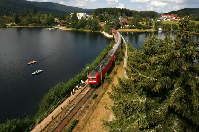 VRN-Jahrestickets gelten bis 13. September auch auf den Bahnlinien im Schwarzwald wie der Dreiseenbahn. 