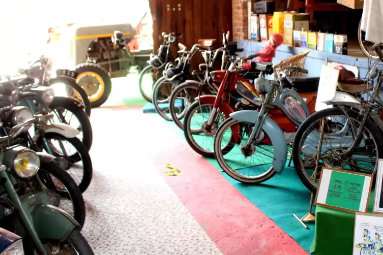 Eine Moped- und Solex-Ausstellung ist unter anderem in dem Museum zu sehen. Eingerichtet wurde es in einer Scheune.