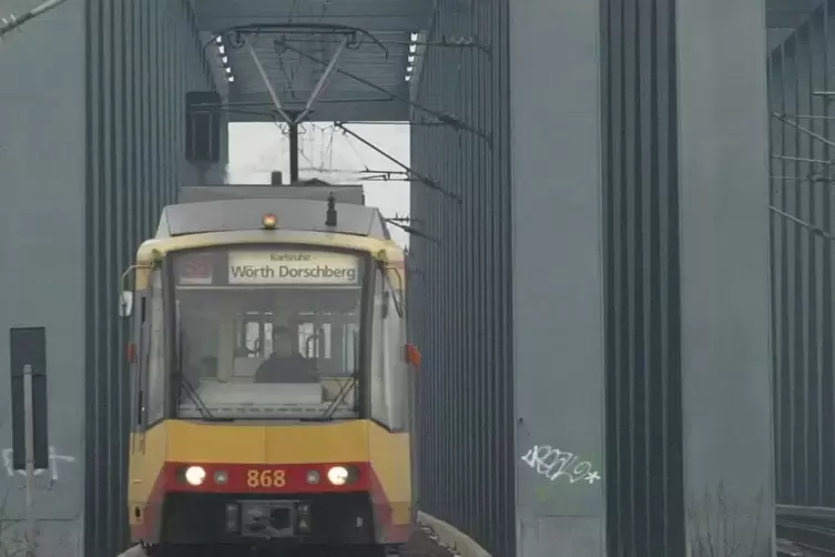 Seit 1997 fährt die Stadtbahn bei Wörth über den Rhein. Nun wird die Beschaffung einer neuen Fahrzeuggeneration vorbereitet. 