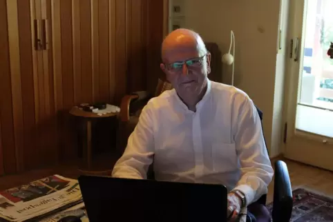 Pfarrer Erich Schmitt hat im Ruhestand das Internet für sich entdeckt und arbeitet gerne am Laptop.