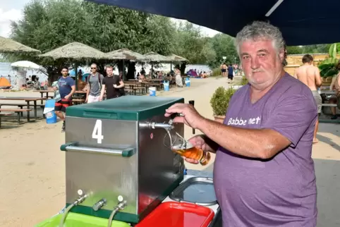 Reiner Wagner 2018 am Silberseekiosk. In der Badesaison 2021 wird er vermutlich dort kein Bier mehr zapfen. 