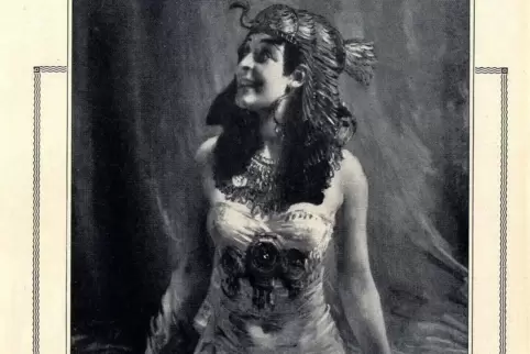 Erotik im historischen Gewand: Johanna Terwin am Deutschen Theater Berlin in der Rolle der Kleopatra. 