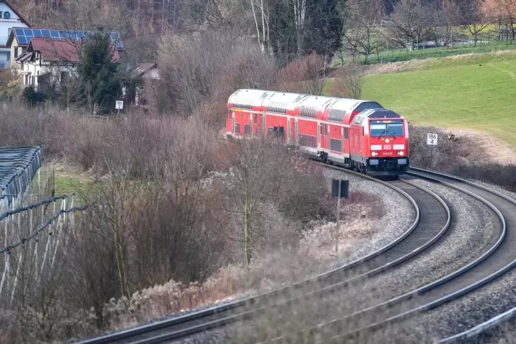Zu den Strecken, auf denen bald die Dieselloks abgelöst werden, gehört die schwäbische Südbahn von Ulm nach Friedrichshafen. 